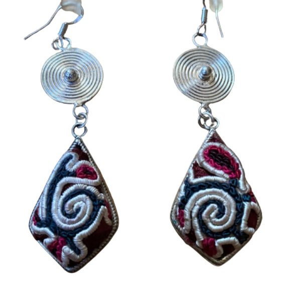 3/$28 Chic vintage dangle embroidered earrings - Picture 2 of 8